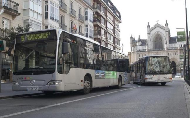 Dos autobuses urbanos de Tuvisa en la calle Prado.