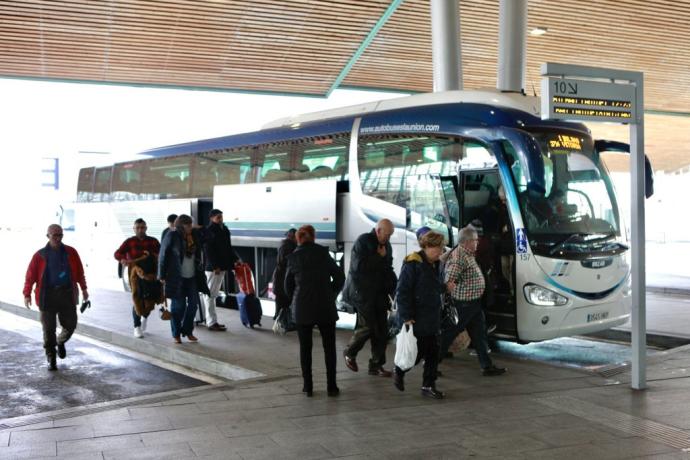 Personas montando en un autobús de La Unión que une Vitoria con Bilbao