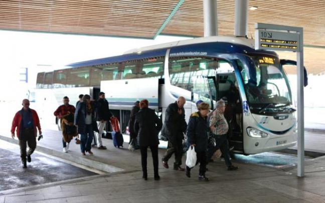 Personas montando en un autobús de La Unión que une Vitoria con Bilbao