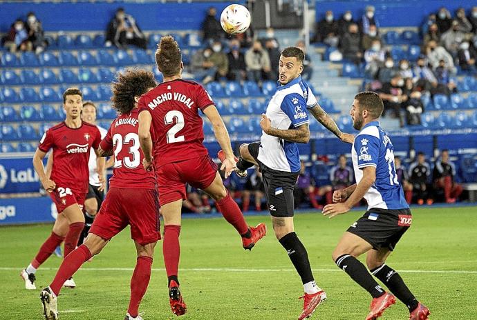 Joselu Mato remata de cabeza un balón durante el anterior derbi entre el Deportivo Alavés y Osasuna en Mendizorroza. Foto: Josu Chavarri