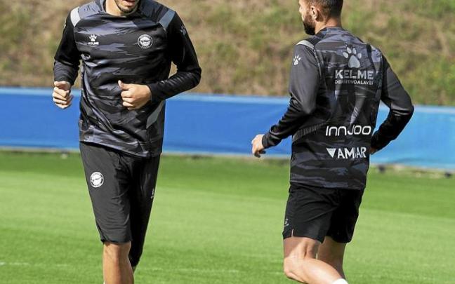 Joselu Mato y Rubén Duarte se ejercitan en uno de los entrenamientos de esta semana. Foto: Alex Larretxi