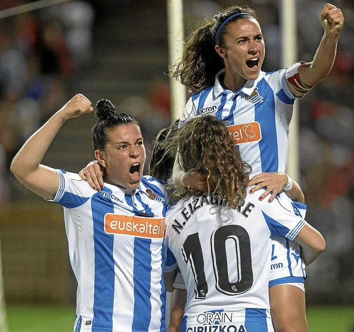 Nahikari García celebra junto a Baños y Eizagirre el título de Copa. Las dos primeras no siguen.