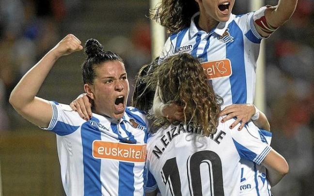 Nahikari García celebra junto a Baños y Eizagirre el título de Copa. Las dos primeras no siguen.