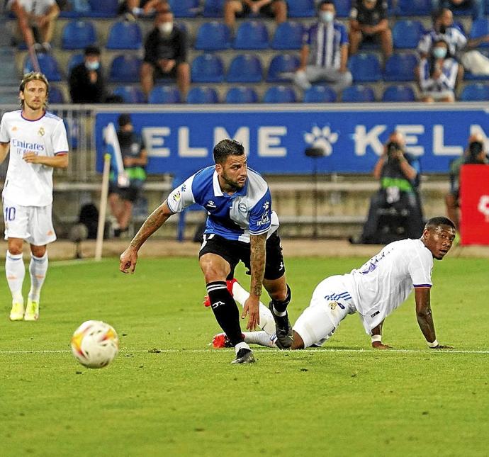 Edgar corre tras el balón después de superar a Alaba durante el último Alavés-Real Madrid. Foto: Iñigo Foronda