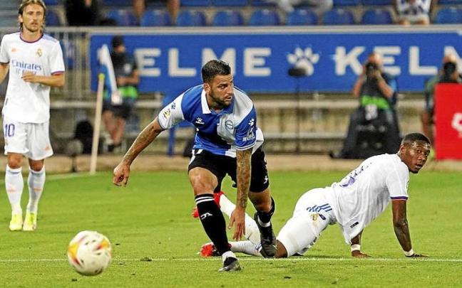 Edgar corre tras el balón después de superar a Alaba durante el último Alavés-Real Madrid. Foto: Iñigo Foronda