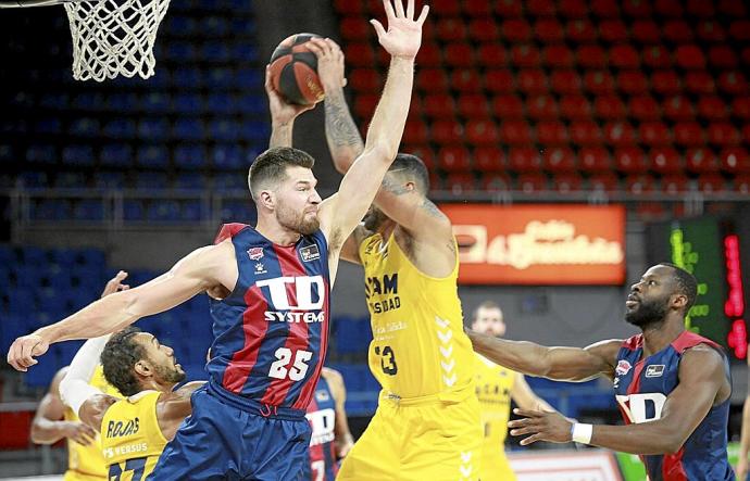 Peters intenta frenar a Lima durante la derrota sufrida contra el UCAM en la primera vuelta. Foto: Pilar Barco