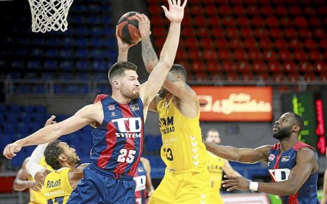 Peters intenta frenar a Lima durante la derrota sufrida contra el UCAM en la primera vuelta. Foto: Pilar Barco