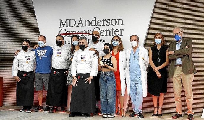 Muñoz y Tizón, en el centro de la imagen, junto a doctores, pacientes y otros chefs del proyecto. Foto: N.G.