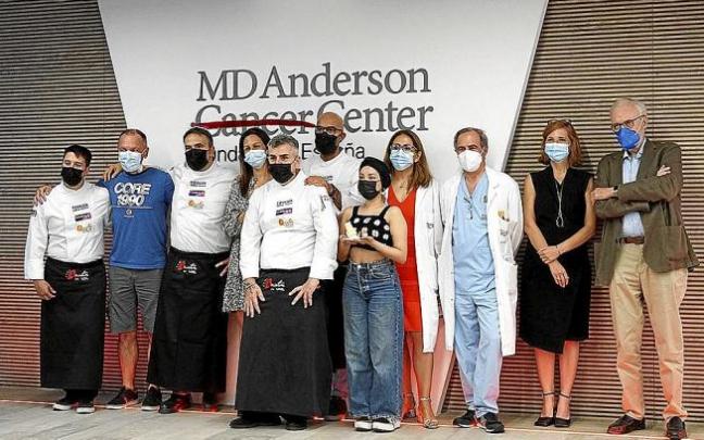 Muñoz y Tizón, en el centro de la imagen, junto a doctores, pacientes y otros chefs del proyecto. Foto: N.G. Muñoz y Tizón, en el centro de la imagen, junto a doctores, pacientes y otros chefs del proyecto. Foto: N.G.