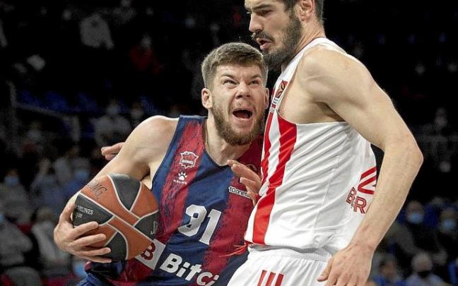 Giedraitis es obstaculizado por Kalinic en un avance hacia canasta. Foto: Josu Chavarri