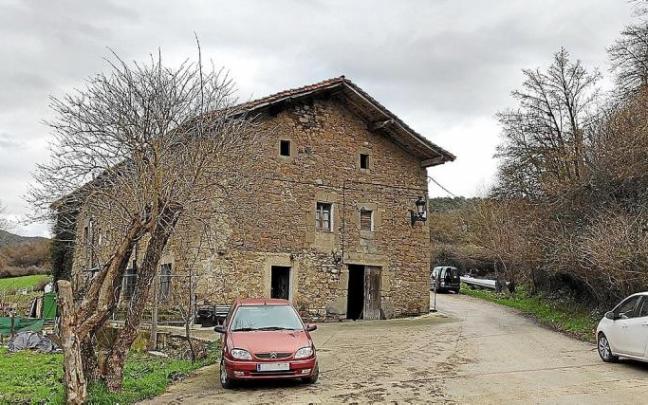 Edificio en Zubiri al lado del puente que busca propuestas de estudios de arquitectura para su rehabilitación. Foto: cedida Edificio en Zubiri al lado del puente que busca propuestas de estudios de arquitectura para su rehabilitación. Foto: cedida