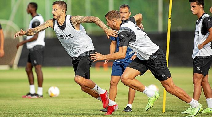 Joselu participó con normalidad en el entrenamiento de ayer junto al resto de sus compañeros. Foto: Alavés