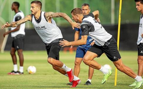Joselu participó con normalidad en el entrenamiento de ayer junto al resto de sus compañeros. Foto: Alavés