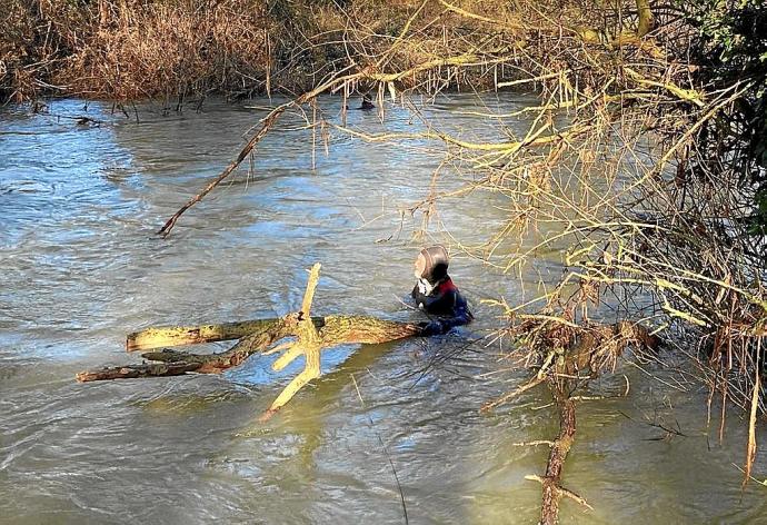 Búsqueda por parte de los servicios de emergencia de Jesús Bengoa, el hombre vitoriano desaparecido con 68 años. La instantánea, en concreto, recoge el momento en el que los buzos de la Ertzaintza rastreaban el Zadorra desde el acceso a Astegieta hasta Cr