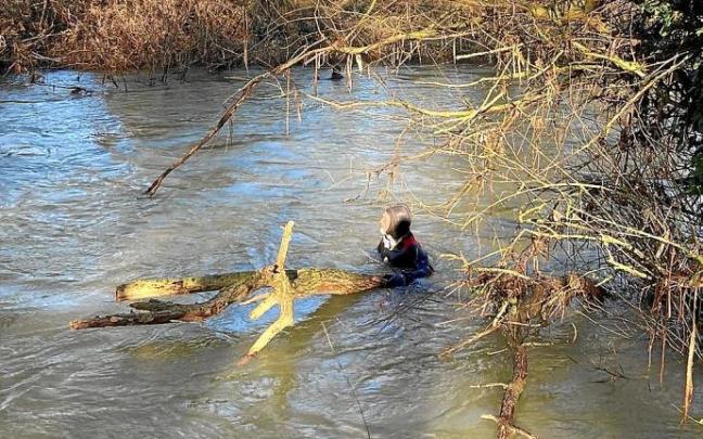 Búsqueda por parte de los servicios de emergencia de Jesús Bengoa, el hombre vitoriano desaparecido con 68 años. La instantánea, en concreto, recoge el momento en el que los buzos de la Ertzaintza rastreaban el Zadorra desde el acceso a Astegieta hasta Cr Búsqueda por parte de los servicios de emergencia de Jesús Bengoa, el hombre vitoriano desaparecido con 68 años. La instantánea, en concreto, recoge el momento en el que los buzos de la Ertzaintza rastreaban el Zadorra desde el acceso a Astegieta hasta Cr