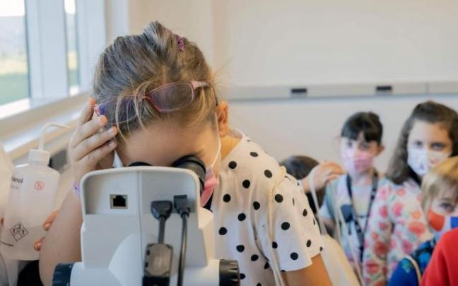 Una de las niña observa por el microscopio en uno de los talleres realizados. Una de las niña observa por el microscopio en uno de los talleres realizados.