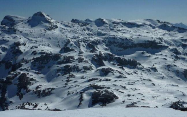 Vista de la Mesa de los Tres Reyes y Budogia con nieve.