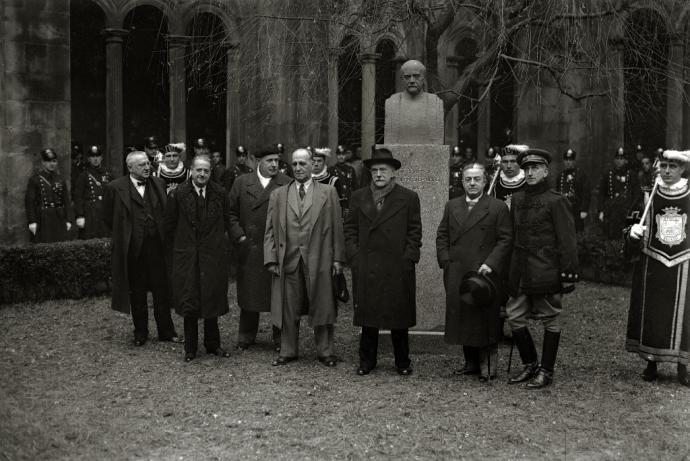 Inauguración del busto de Pío Baroja en el patio de San Telmo en 1936, antes del golpe de estado, con presencia del propio Baroja y del alcalde, José Martínez de Ubago.