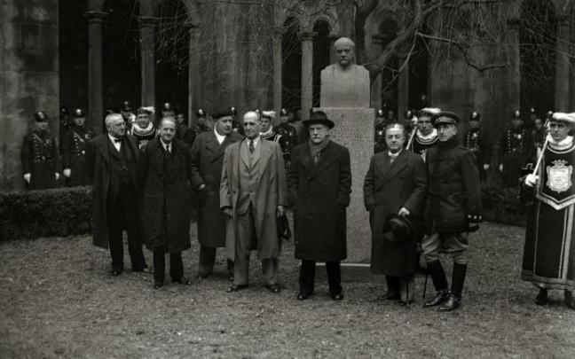 Inauguración del busto de Pío Baroja en el patio de San Telmo en 1936, antes del golpe de estado, con presencia del propio Baroja y del alcalde, José Martínez de Ubago.