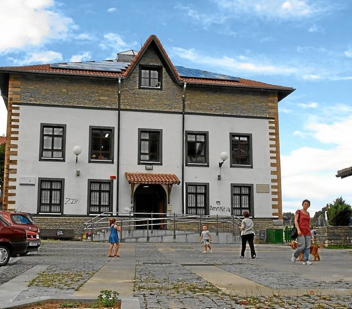 La escuela de Busturia se sitúa en el barrio de Altamira. Foto: I. F.