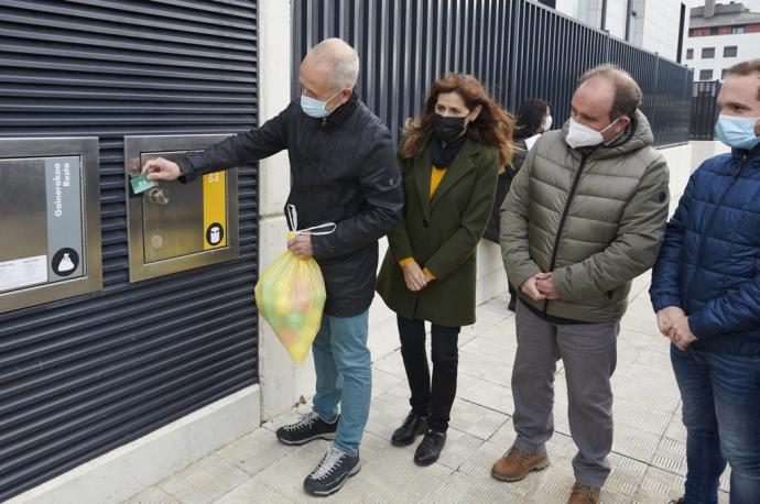 El presidente de la Mancomunidad, David Campión, abre con tarjeta uno de los buzones de recogida neumática de Lezkairu.