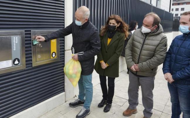 El presidente de la Mancomunidad, David Campión, abre con tarjeta uno de los buzones de recogida neumática de Lezkairu. El presidente de la Mancomunidad, David Campión, abre con tarjeta uno de los buzones de recogida neumática de Lezkairu.