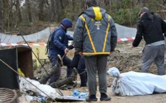 Los servicios de rescate sacan el cuerpo de un hombre de una fosa común en Buzova.