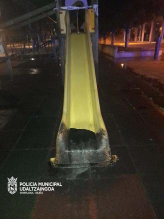 Tobogán del parque infantil quemado en Buztintxuri