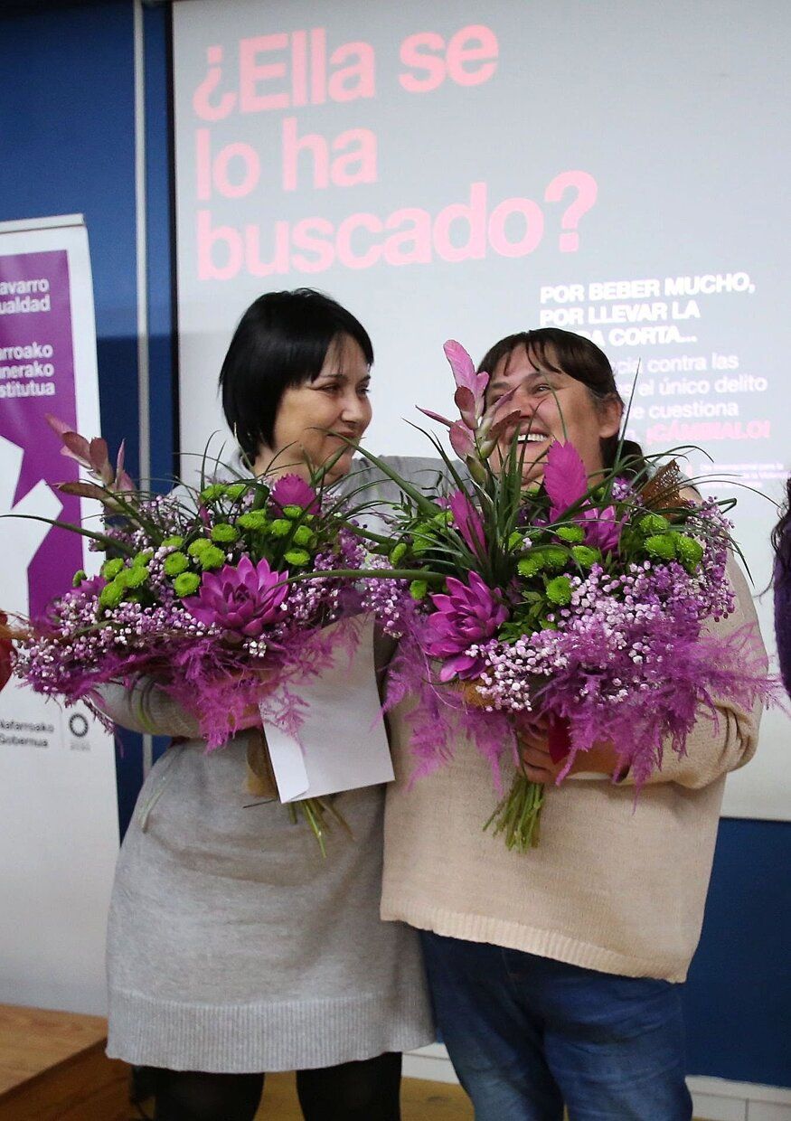 Entrega de un ramo de flores a las mujeres supervivientes de violencia por alumnado de Zizur.