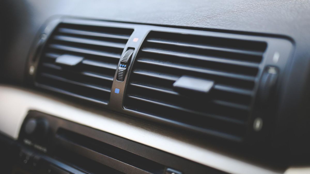 La DGT recomienda conducir con una temperatura en el coche entre 19 y 22 ºC.