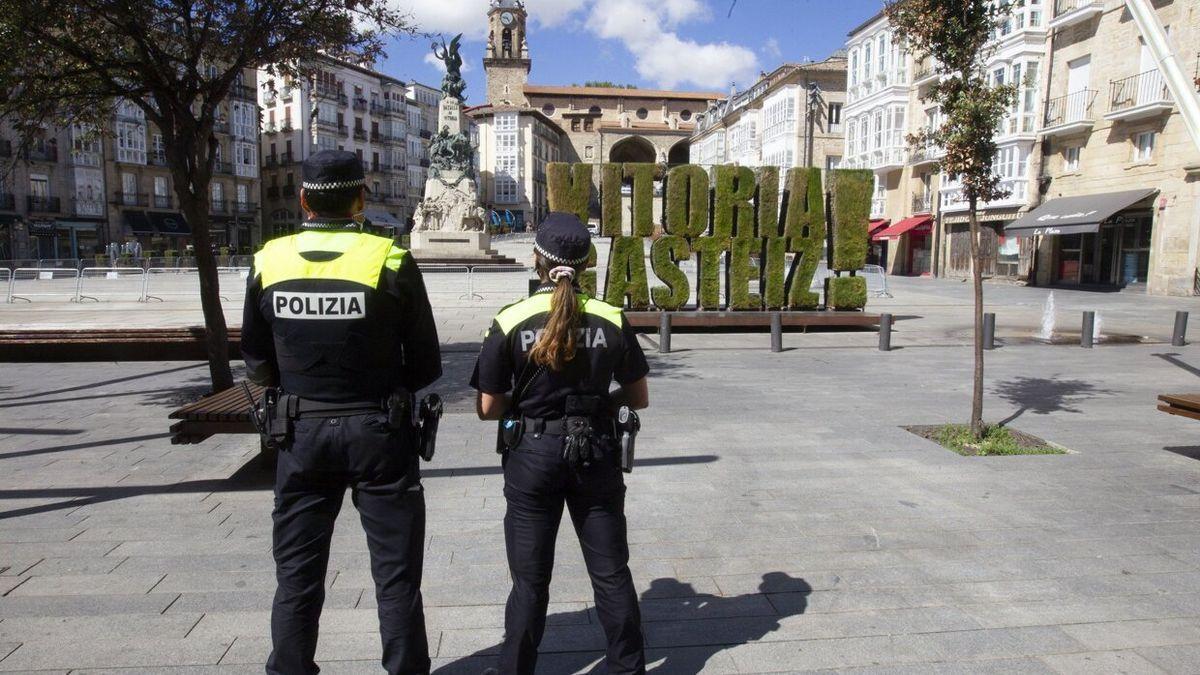 Agentes de la Policía Local de Vitoria en la plaza de la Virgen Blanca