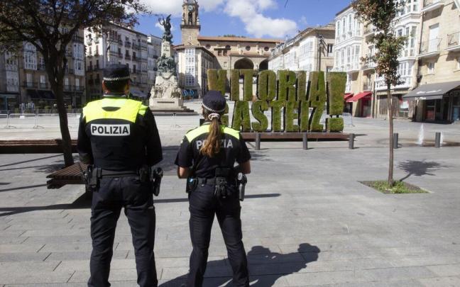 Agentes de la Policía Local de Vitoria en la plaza de la Virgen Blanca Agentes de la Policía Local de Vitoria en la plaza de la Virgen Blanca