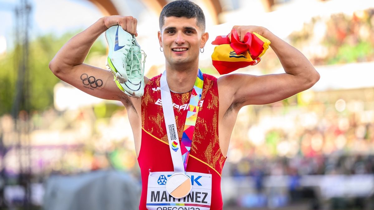 El vallista navarro Asier Martínez celebra la obtención del bronce en el Mundial de Oregon.