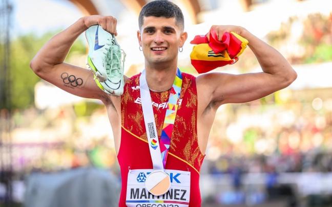 El vallista navarro Asier Mart&iacute;nez celebra la obtenci&oacute;n del bronce en el Mundial de Oregon.