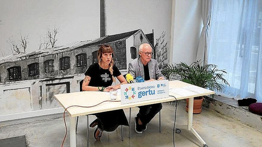 Los portavoces de Sare Bego Atxa y Joseba Azkarraga, ayer en rueda de prensa en Donostia. | FOTO: SARE