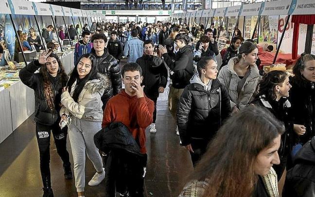 Los j&oacute;venes fueron ayer los protagonistas en la primera jornada de la Azoka. | FOTO: BORJA GUERRERO