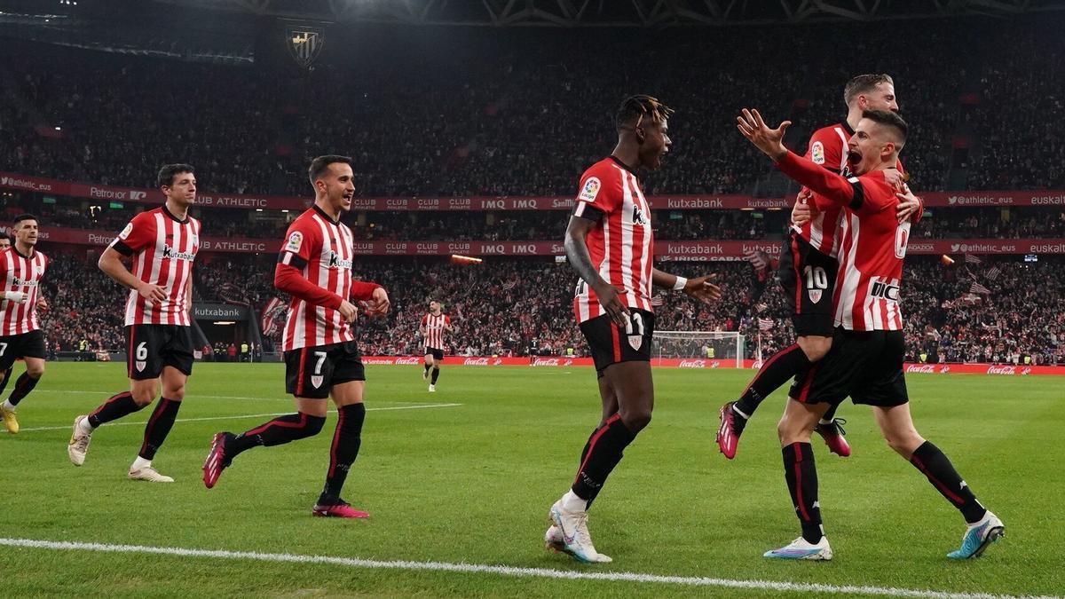 Los jugadores del Athletic felicitan a Oihan Sancet, el verdadero protagonista ante el Cádiz por su ‘hat-trick’.