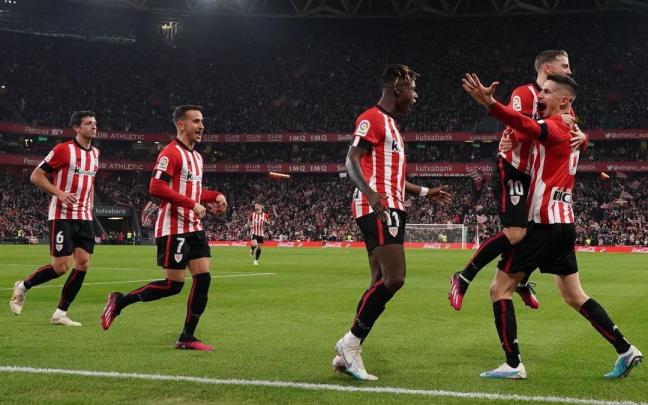 Los jugadores del Athletic felicitan a Oihan Sancet, el verdadero protagonista ante el Cádiz por su ‘hat-trick’. Los jugadores del Athletic felicitan a Oihan Sancet, el verdadero protagonista ante el Cádiz por su ‘hat-trick’.