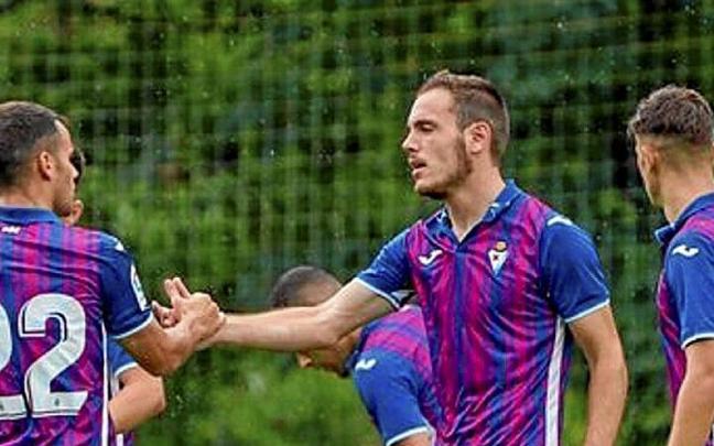 Bautista taldekideen aurrean gola ospatzen. | ARGAZKIA: N.G.