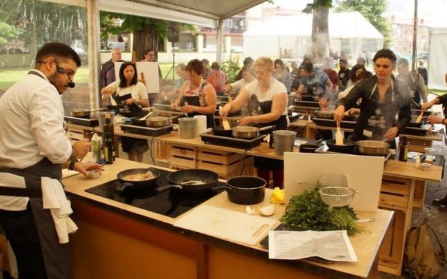Una de las sesiones de cocina en directo. Una de las sesiones de cocina en directo.