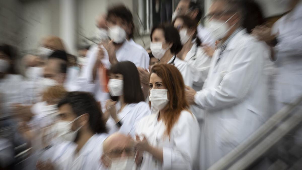 Los jefes de servicio de la OSI Donostialdea, este lunes, en las escalinatas del Hospital Donostia