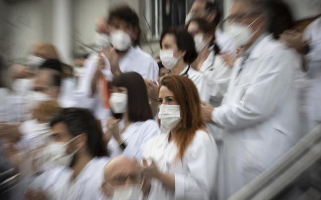 Los jefes de servicio de la OSI Donostialdea, este lunes, en las escalinatas del Hospital Donostia Los jefes de servicio de la OSI Donostialdea, este lunes, en las escalinatas del Hospital Donostia