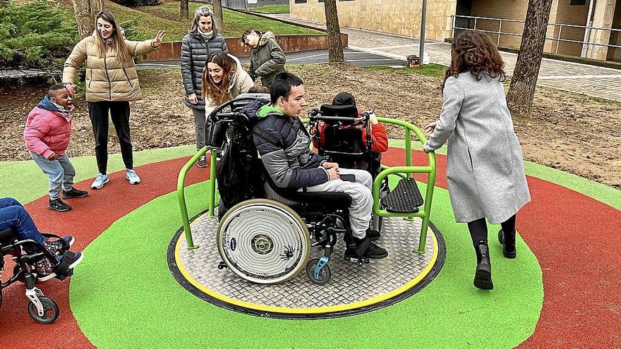 Los usuarios de ASPACE disfrutando de los nuevos juegos inclusivos del parque Dolarea. | FOTO: N.G.