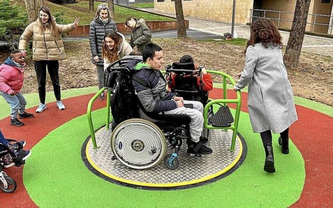 Los usuarios de ASPACE disfrutando de los nuevos juegos inclusivos del parque Dolarea. | FOTO: N.G.