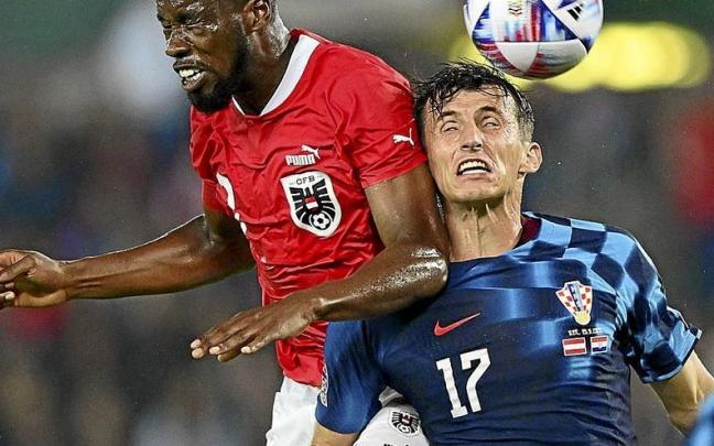 Kevin Danso, de Austria, en plena lucha con Ante Budimir. | FOTO: EFE Kevin Danso, de Austria, en plena lucha con Ante Budimir. | FOTO: EFE