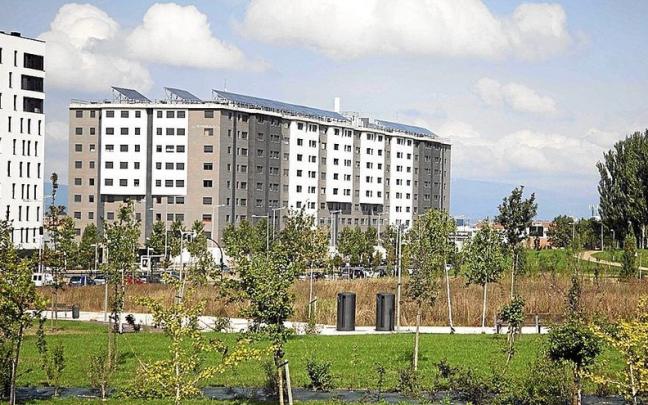 Lerro hauekin batera agertzen den irudian, Armentiako etxebizitza batzuk. | ARGAZKIA: JORGE MUÑOZ