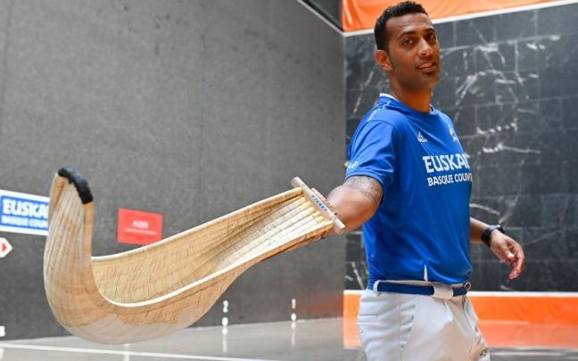 &Aacute;lex Hormaetxea posa en el Gernika Jai Alai, el front&oacute;n en el que creci&oacute; y debut&oacute; como profesional. Foto: Oskar Gonz&aacute;lez