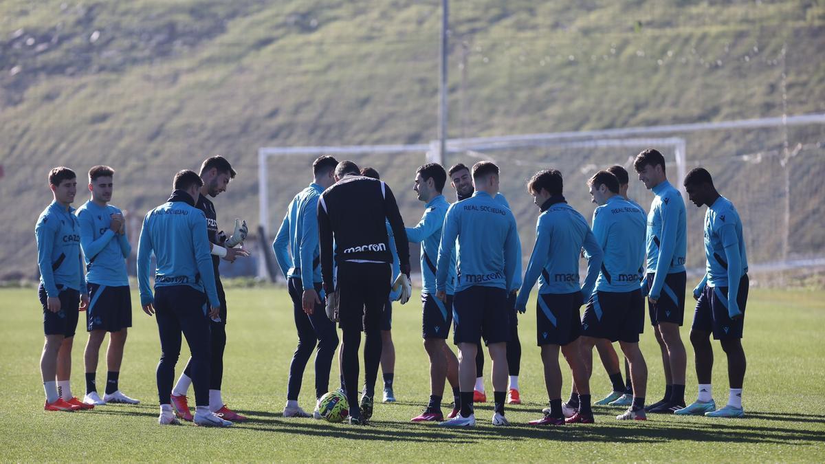 Los jugadores de la Real, esta semana en Zubieta antes de iniciar un entrenamiento.