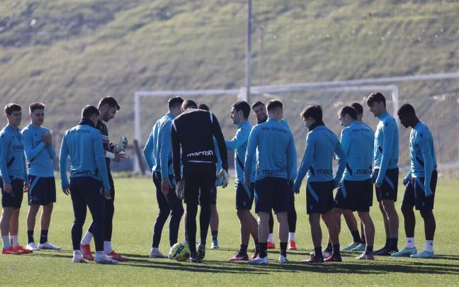 Los jugadores de la Real, esta semana en Zubieta antes de iniciar un entrenamiento. Los jugadores de la Real, esta semana en Zubieta antes de iniciar un entrenamiento.