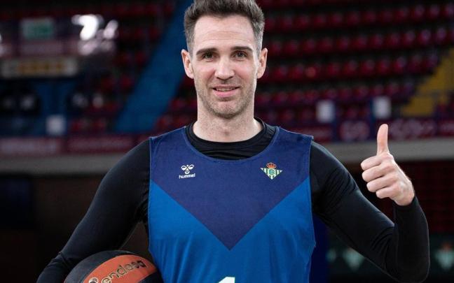Urtasun ya posa con la camiseta del Betis. Urtasun ya posa con la camiseta del Betis.